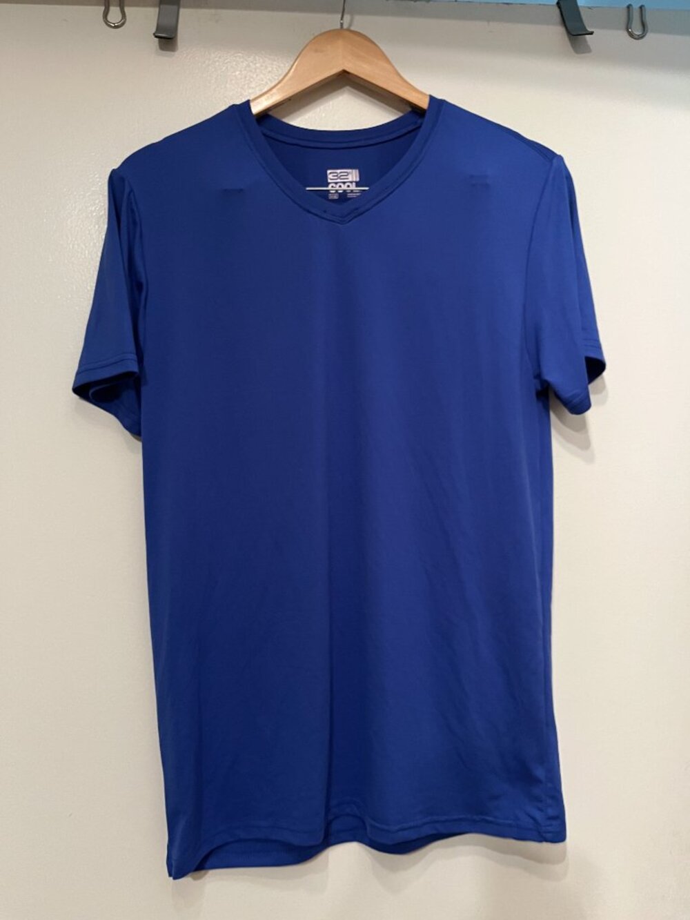 Men's Active V-Neck Short‎ Sleeved Blue Shirt 32 Degrees Cool - Medium